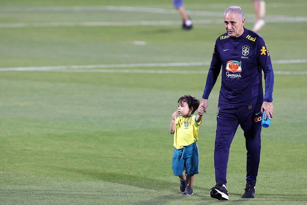 Brazil Training Session - FIFA World Cup, WM, Weltmeisterschaft, Fussball Qatar 2022 Head Copach of Brazil Tite plays with children during Brazil training session at Al Arabi SC Stadium in Doha, Qatar on December 6, 2022. GoranxStanzl PIXSELL