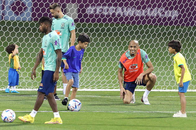 Brazil Training Session - FIFA World Cup, WM, Weltmeisterschaft, Fussball Qatar 2022 Fabinho of Brazil plays with children during Brazil training session at Al Arabi SC Stadium in Doha, Qatar on December 6, 2022. GoranxStanzl PIXSELL