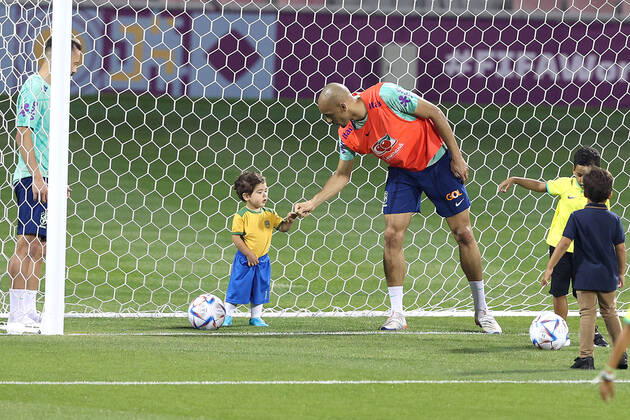 Brazil Training Session - FIFA World Cup, WM, Weltmeisterschaft, Fussball Qatar 2022 Fabinho of Brazil plays with children during Brazil training session at Al Arabi SC Stadium in Doha, Qatar on December 6, 2022. GoranxStanzl PIXSELL