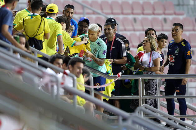 Brazil Training Session - FIFA World Cup, WM, Weltmeisterschaft, Fussball Qatar 2022 Richarlison of Brazil writes an autograph to a fans during Brazil training session at Al Arabi SC Stadium in Doha, Qatar on December 6, 2022. GoranxStanzl PIXSELL