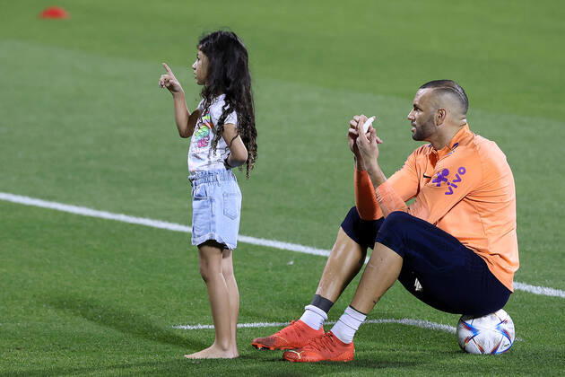 Brazil Training Session - FIFA World Cup, WM, Weltmeisterschaft, Fussball Qatar 2022 Weverton of Brazil plays with children during Brazil training session at Al Arabi SC Stadium in Doha, Qatar on December 6, 2022. GoranxStanzl PIXSELL