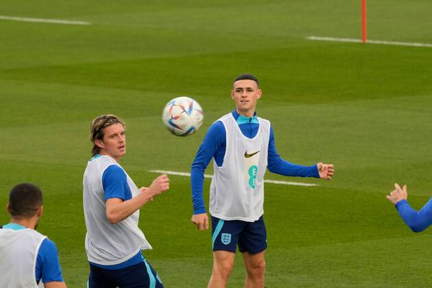 Mandatory Credit: Photo by Dave Shopland Shutterstock (13652017h) Conor Gallagher and Phil Foden of England England Training and press conference, PK, Pressekonferenz FIFA World Cup, WM, Weltmeisterschaft, Fussball 2022, Football, Al Wakrah Sports Complex, Al Wakrah, Qatar - 07 Dec 2022 Editorial Use Only England Training and Press Conference, FIFA World Cup 2022, Football, Al Wakrah Sports Complex, Al Wakrah, Qatar - 07 Dec 2022 Editorial Use Only Copyright: xDavexShopland Shutterstockx 13652017h