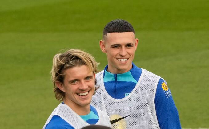 Mandatory Credit: Photo by Dave Shopland Shutterstock (13652017i) Conor Gallagher and Phil Foden of England England Training and press conference, PK, Pressekonferenz FIFA World Cup, WM, Weltmeisterschaft, Fussball 2022, Football, Al Wakrah Sports Complex, Al Wakrah, Qatar - 07 Dec 2022 Editorial Use Only England Training and Press Conference, FIFA World Cup 2022, Football, Al Wakrah Sports Complex, Al Wakrah, Qatar - 07 Dec 2022 Editorial Use Only Copyright: xDavexShopland Shutterstockx 13652017i