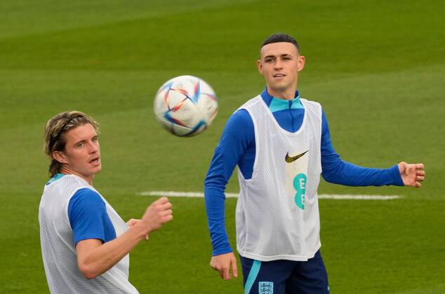Mandatory Credit: Photo by Dave Shopland Shutterstock (13652017j) Conor Gallagher and Phil Foden of England England Training and press conference, PK, Pressekonferenz FIFA World Cup, WM, Weltmeisterschaft, Fussball 2022, Football, Al Wakrah Sports Complex, Al Wakrah, Qatar - 07 Dec 2022 Editorial Use Only England Training and Press Conference, FIFA World Cup 2022, Football, Al Wakrah Sports Complex, Al Wakrah, Qatar - 07 Dec 2022 Editorial Use Only Copyright: xDavexShopland Shutterstockx 13652017j