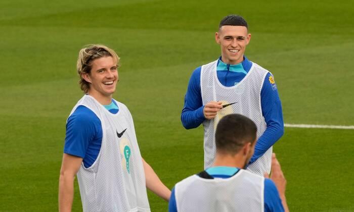 Mandatory Credit: Photo by Dave Shopland Shutterstock (13652017e) Conor Gallagher and Phil Foden of England England Training and press conference, PK, Pressekonferenz FIFA World Cup, WM, Weltmeisterschaft, Fussball 2022, Football, Al Wakrah Sports Complex, Al Wakrah, Qatar - 07 Dec 2022 Editorial Use Only England Training and Press Conference, FIFA World Cup 2022, Football, Al Wakrah Sports Complex, Al Wakrah, Qatar - 07 Dec 2022 Editorial Use Only Copyright: xDavexShopland Shutterstockx 13652017e