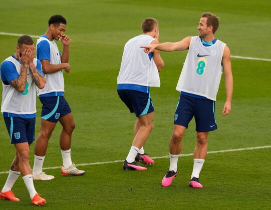 Mandatory Credit: Photo by Dave Shopland Shutterstock (13652017w) Harry Kane of England and Kyle Walker having a laugh England Training and press conference, PK, Pressekonferenz FIFA World Cup, WM, Weltmeisterschaft, Fussball 2022, Football, Al Wakrah Sports Complex, Al Wakrah, Qatar - 07 Dec 2022 Editorial Use Only England Training and Press Conference, FIFA World Cup 2022, Football, Al Wakrah Sports Complex, Al Wakrah, Qatar - 07 Dec 2022 Editorial Use Only Copyright: xDavexShopland Shutterstockx 13652017w