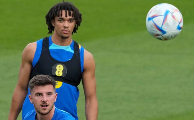 Mandatory Credit: Photo by Dave Shopland Shutterstock (13652017au) Mason Mount and Trent Alexander-Arnold of England England Training and press conference, PK, Pressekonferenz FIFA World Cup, WM, Weltmeisterschaft, Fussball 2022, Football, Al Wakrah Sports Complex, Al Wakrah, Qatar - 07 Dec 2022 Editorial Use Only England Training and Press Conference, FIFA World Cup 2022, Football, Al Wakrah Sports Complex, Al Wakrah, Qatar - 07 Dec 2022 Editorial Use Only Copyright: xDavexShopland Shutterstockx 13652017au