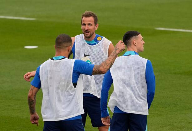 Mandatory Credit: Photo by Dave Shopland Shutterstock (13652017av) Harry Kane and Kyle Walker of England England Training and press conference, PK, Pressekonferenz FIFA World Cup, WM, Weltmeisterschaft, Fussball 2022, Football, Al Wakrah Sports Complex, Al Wakrah, Qatar - 07 Dec 2022 Editorial Use Only England Training and Press Conference, FIFA World Cup 2022, Football, Al Wakrah Sports Complex, Al Wakrah, Qatar - 07 Dec 2022 Editorial Use Only Copyright: xDavexShopland Shutterstockx 13652017av