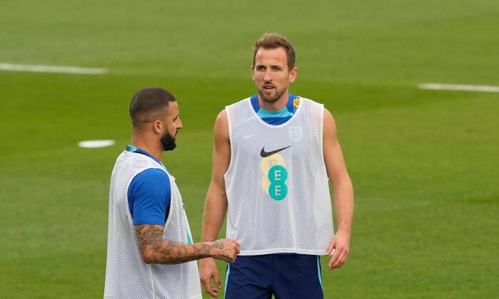 Mandatory Credit: Photo by Dave Shopland Shutterstock (13652017aq) Harry Kane and Kyle Walker of England England Training and press conference, PK, Pressekonferenz FIFA World Cup, WM, Weltmeisterschaft, Fussball 2022, Football, Al Wakrah Sports Complex, Al Wakrah, Qatar - 07 Dec 2022 Editorial Use Only England Training and Press Conference, FIFA World Cup 2022, Football, Al Wakrah Sports Complex, Al Wakrah, Qatar - 07 Dec 2022 Editorial Use Only Copyright: xDavexShopland Shutterstockx 13652017aq