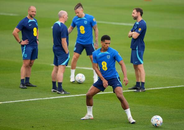 Sport Bilder des Tages Mandatory Credit: Photo by Dave Shopland Shutterstock (13652017cb) Jude Bellingham of England England Training and press conference, PK, Pressekonferenz FIFA World Cup, WM, Weltmeisterschaft, Fussball 2022, Football, Al Wakrah Sports Complex, Al Wakrah, Qatar - 07 Dec 2022 Editorial Use Only England Training and Press Conference, FIFA World Cup 2022, Football, Al Wakrah Sports Complex, Al Wakrah, Qatar - 07 Dec 2022 Editorial Use Only Copyright: xDavexShopland Shutterstockx 13652017cb