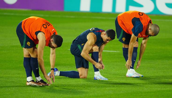 Mandatory Credit: Photo by Javier Garcia Shutterstock (13655708t) Cristiano Ronaldo of Portugal ties his laces during training as team mates stretch Portugal Training, FIFA World Cup, WM, Weltmeisterschaft, Fussball 2022, Football, Al Shahaniya SC Training Site, Al Shahaniya, Qatar - 08 Dec 2022 Editorial Use Only Portugal Training, FIFA World Cup 2022, Football, Al Shahaniya SC Training Site, Al Shahaniya, Qatar - 08 Dec 2022 Editorial Use Only Copyright: xJavierxGarcia Shutterstockx 13655708t