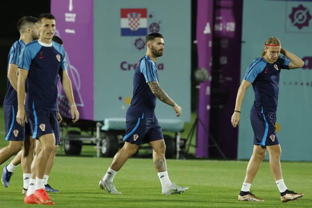 Croatia s striker Marko Livaja (C) and defender Domagoj Vida (R) take part in training session held in Doha, Qatar, 08 December 2022. Croatia will face Brazil in their FIFA World Cup, WM, Weltmeisterschaft, Fussball 2022 quarter final soccer match on 09 December. Croatia s training session !ACHTUNG: NUR REDAKTIONELLE NUTZUNG!  Copyright: xJuanJoxMartinx EVE1977 20221208-6cd8257c3adbfee26700564c62a482e1f2ca499c