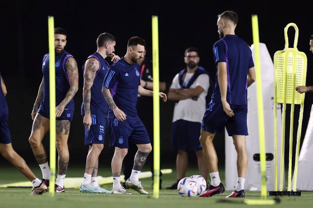 DOHA Lionel Messi of Argentina during a training session of the Argentina national team at the Qatar University training complex on December 8, 2022 in Doha, Qatar Argentina is preparing for the quarterfinals against the Netherlands ANP KOEN VAN WEEL FIFA World Cup Qatar 2022 2022 2022 xVIxANPxSportx xxANPxIVx 459099491 originalFilename: 459099491.jpg