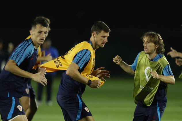 Croatia s midfielder Luka Modric (R) and defender Borna Barisic (C) take part in training session held in Doha, Qatar, 08 December 2022. Croatia will face Brazil in their FIFA World Cup, WM, Weltmeisterschaft, Fussball 2022 quarter final soccer match on 09 December. Croatia s training session !ACHTUNG: NUR REDAKTIONELLE NUTZUNG!  Copyright: xJuanJoxMartinx EVE1991 20221208-2acd49064246ed3d5a25c89f6473b0dc9a578dde
