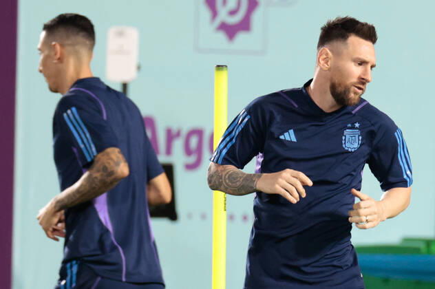 Argentina s striker Lionel Messi (R) is seen during Argentina s training session at Qatar University, in Doha, Qatar, 08 December 2022. Argentina will face tomorrow Netherlands in a Qatar 2022 World Cup quarterfinal match. Argentina s training session !ACHTUNG: NUR REDAKTIONELLE NUTZUNG!  Copyright: xJUANxIGNACIOxRONCORONIx EVE2061 20221208-c9b9072bc4b1088889037b8c3bc6e685361184a3