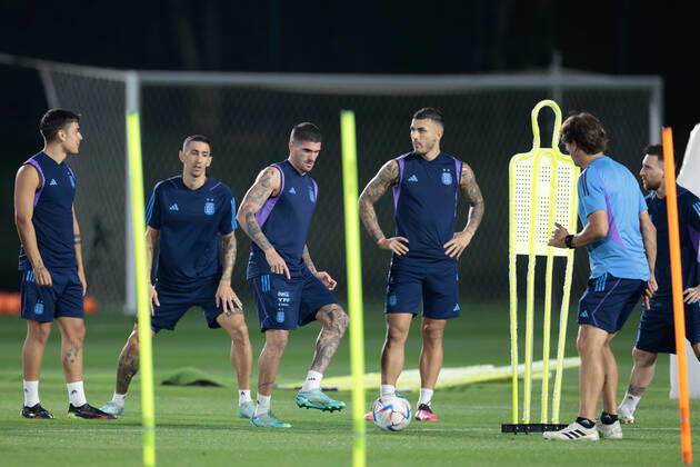 (From L) Argentina s Paulo Dybala, Ángel Di María, Rodrigo De Paul and Leandro Paredes are seen during a training session at Qatar University, in Doha, Qatar, 08 December 2022. Argentina will face tomorrow Netherlands in a Qatar 2022 World Cup quarterfinal match. Argentina s training session !ACHTUNG: NUR REDAKTIONELLE NUTZUNG!  Copyright: xJUANxIGNACIOxRONCORONIx EVE2034 20221208-1e0caf3dd3e1f12256253c6a4b2b4272b3b95943