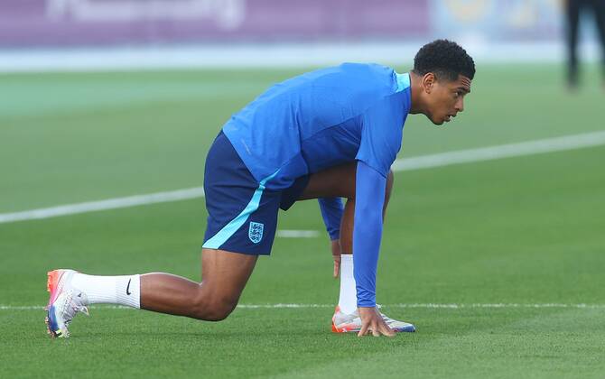 Mandatory Credit: Photo by Kieran McManus Shutterstock (13658574j) Jude Bellingham of England heads out for training England Training and press conference, PK, Pressekonferenz FIFA World Cup, WM, Weltmeisterschaft, Fussball 2022, Football, Al Wakrah Sports Complex, Al Wakrah, Qatar - 09 Dec 2022 Editorial Use Only England Training and Press Conference, FIFA World Cup 2022, Football, Al Wakrah Sports Complex, Al Wakrah, Qatar - 09 Dec 2022 Editorial Use Only  Copyright: xKieranxMcManus Shutterstockx 13658574j