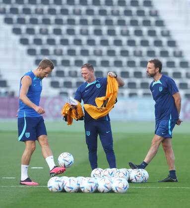Mandatory Credit: Photo by Kieran McManus Shutterstock (13658574x) Harry Kane, assistant Steve Holland and England manager Gareth Southgate during training England Training and press conference, PK, Pressekonferenz FIFA World Cup, WM, Weltmeisterschaft, Fussball 2022, Football, Al Wakrah Sports Complex, Al Wakrah, Qatar - 09 Dec 2022 Editorial Use Only England Training and Press Conference, FIFA World Cup 2022, Football, Al Wakrah Sports Complex, Al Wakrah, Qatar - 09 Dec 2022 Editorial Use Only  Copyright: xKieranxMcManus Shutterstockx 13658574x