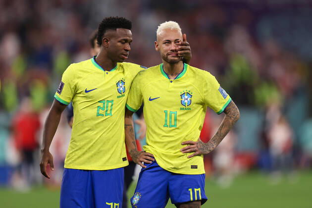 Kroatien gegen Brasilien FIFA Fussball-Weltmeisterschaft 9. Dezember 2022, Doha FIFA Fussball-Weltmeisterschaft Katar 2022 Viertelfinale Kroatien gegen Brasilien Vinicius Junior (Brasilien) und Neymar (Brasilien) wirken nach dem Ausscheiden seiner Mannschaft aus der Weltmeisterschaft niedergeschlagen Foto Charlotte Wilson Abseits Doha Katar  Copyright: xCharlottexWilsonx xOffsidexOffside