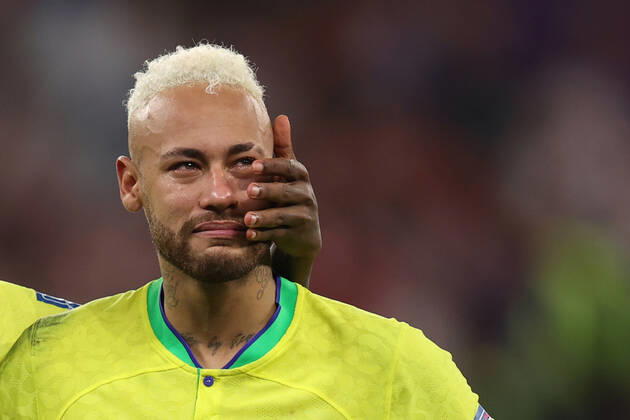 Kroatien gegen Brasilien FIFA Fussball-Weltmeisterschaft 9. Dezember 2022, Doha FIFA Fussball-Weltmeisterschaft Katar 2022 Viertelfinale Kroatien gegen Brasilien Der Brasilianer Neymar sieht niedergeschlagen aus, nachdem seine Mannschaft aus der Weltmeisterschaft ausgeschieden ist Foto Charlotte Wilson Abseits Doha Katar  Copyright: xCharlottexWilsonx xOffsidexOffside