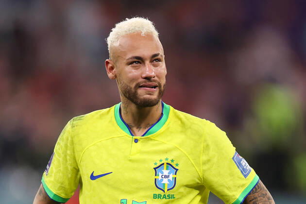 Kroatien gegen Brasilien FIFA Fussball-Weltmeisterschaft 9. Dezember 2022, Doha FIFA Fussball-Weltmeisterschaft Katar 2022 Viertelfinale Kroatien gegen Brasilien Der Brasilianer Neymar sieht niedergeschlagen aus, nachdem seine Mannschaft aus der Weltmeisterschaft ausgeschieden ist Foto Charlotte Wilson Abseits Doha Katar  Copyright: xCharlottexWilsonx xOffsidexOffside