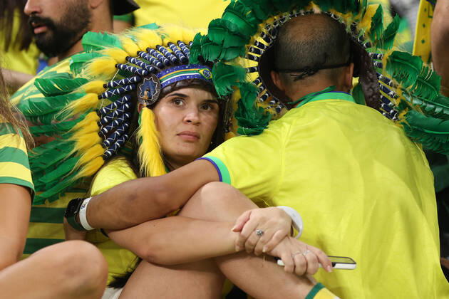 Kroatien gegen Brasilien FIFA Fussball-Weltmeisterschaft 9. Dezember 2022, Doha FIFA Fussball-Weltmeisterschaft Katar 2022 Viertelfinale Kroatien gegen Brasilien Brasilianische Fans wirken niedergeschlagen Foto Charlotte Wilson Abseits Doha Katar  Copyright: xCharlottexWilsonx xOffsidexOffside