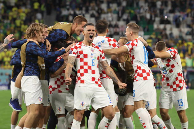 Kroatien gegen Brasilien FIFA Fussball-Weltmeisterschaft 9. Dezember 2022, Doha FIFA Fussball-Weltmeisterschaft Katar 2022 Viertelfinale Kroatien gegen Brasilien Dejan Lovren von Kroatien feiert den Sieg mit seinen Teamkollegen Foto Charlotte Wilson Abseits Doha Katar  Copyright: xCharlottexWilsonx xOffsidexOffside