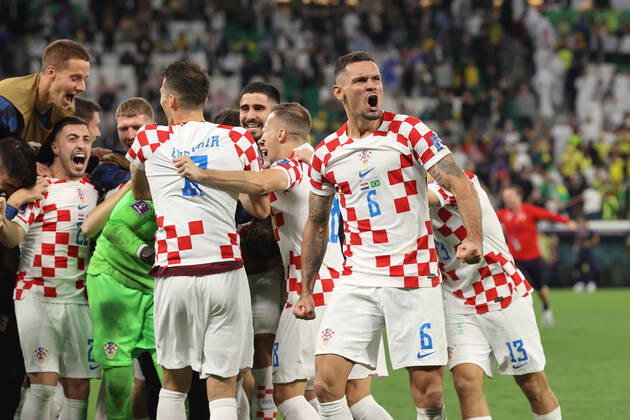 Kroatien gegen Brasilien FIFA Fussball-Weltmeisterschaft 9. Dezember 2022, Doha FIFA Fussball-Weltmeisterschaft Katar 2022 Viertelfinale Kroatien gegen Brasilien Dejan Lovren von Kroatien feiert den Sieg mit seinen Teamkollegen Foto Charlotte Wilson Abseits Doha Katar  Copyright: xCharlottexWilsonx xOffsidexOffside