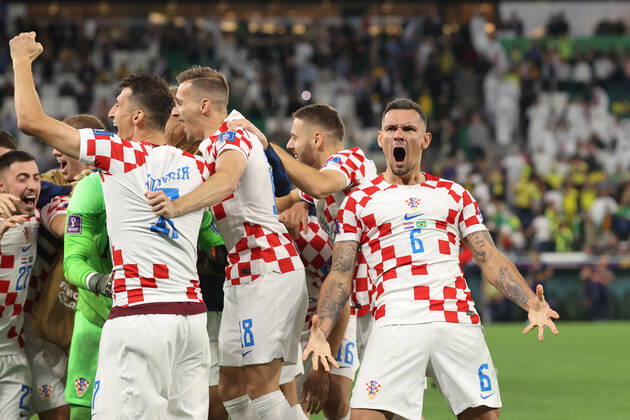 Kroatien gegen Brasilien FIFA Fussball-Weltmeisterschaft 9. Dezember 2022, Doha FIFA Fussball-Weltmeisterschaft Katar 2022 Viertelfinale Kroatien gegen Brasilien Dejan Lovren von Kroatien feiert den Sieg mit seinen Teamkollegen Foto Charlotte Wilson Abseits Doha Katar  Copyright: xCharlottexWilsonx xOffsidexOffside