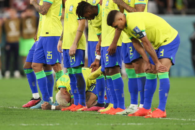 Kroatien gegen Brasilien FIFA Fussball-Weltmeisterschaft 9. Dezember 2022, Doha FIFA Fussball-Weltmeisterschaft Katar 2022 Viertelfinale Kroatien gegen Brasilien Neymar von Brasilien sieht beim Elfmeterschießen niedergeschlagen aus Foto Charlotte Wilson Abseits Doha Katar  Copyright: xCharlottexWilsonx xOffsidexOffside