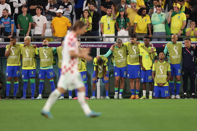 Kroatien gegen Brasilien FIFA Fussball-Weltmeisterschaft 9. Dezember 2022, Doha FIFA Fussball-Weltmeisterschaft Katar 2022 Viertelfinale Kroatien gegen Brasilien Die brasilianischen Auswechselspieler wirken während des Elfmeterschießens nervös Foto Charlotte Wilson Abseits Doha Katar  Copyright: xCharlottexWilsonx xOffsidexOffside
