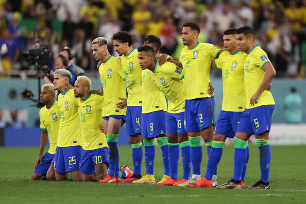 Kroatien gegen Brasilien FIFA Fussball-Weltmeisterschaft 9. Dezember 2022, Doha FIFA Fussball-Weltmeisterschaft Katar 2022 Viertelfinale Kroatien gegen Brasilien Die brasilianische Mannschaft schaut während des Elfmeterschießens zu Foto Charlotte Wilson Abseits Doha Katar  Copyright: xCharlottexWilsonx xOffsidexOffside