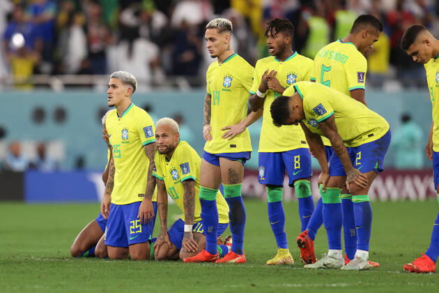 Kroatien gegen Brasilien FIFA Fussball-Weltmeisterschaft 9. Dezember 2022, Doha FIFA Fussball-Weltmeisterschaft Katar 2022 Viertelfinale Kroatien gegen Brasilien Neymar aus Brasilien wirkt nach dem Elfmeterschießen niedergeschlagen Foto Charlotte Wilson Abseits Doha Katar  Copyright: xCharlottexWilsonx xOffsidexOffside