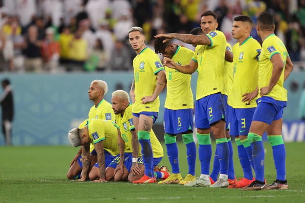 Kroatien gegen Brasilien FIFA Fussball-Weltmeisterschaft 9. Dezember 2022, Doha FIFA Fussball-Weltmeisterschaft Katar 2022 Viertelfinale Kroatien gegen Brasilien Neymar aus Brasilien wirkt nach dem Elfmeterschießen niedergeschlagen Foto Charlotte Wilson Abseits Doha Katar  Copyright: xCharlottexWilsonx xOffsidexOffside