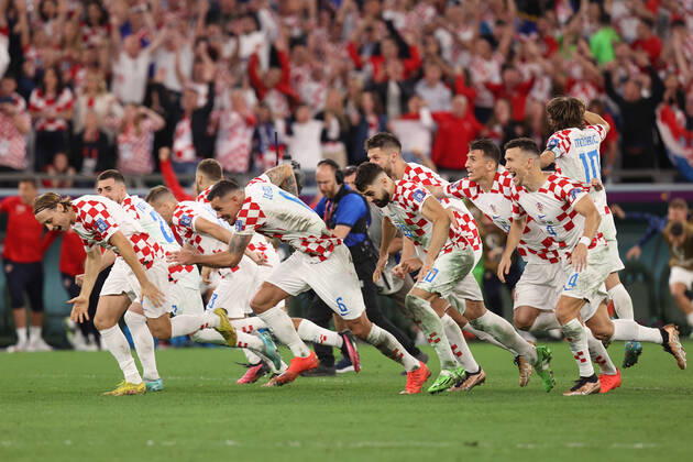 Kroatien gegen Brasilien FIFA Fussball-Weltmeisterschaft 9. Dezember 2022, Doha FIFA Fussball-Weltmeisterschaft Katar 2022 Viertelfinale Kroatien gegen Brasilien Die kroatische Mannschaft feiert den Sieg im Elfmeterschießen Foto Charlotte Wilson Abseits Doha Katar  Copyright: xCharlottexWilsonx xOffsidexOffside