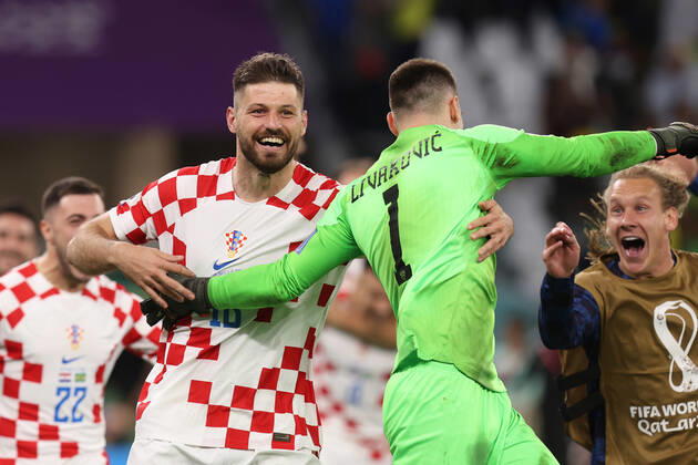 Kroatien gegen Brasilien FIFA Fussball-Weltmeisterschaft 9. Dezember 2022, Doha FIFA Fussball-Weltmeisterschaft Katar 2022 Viertelfinale Kroatien gegen Brasilien Bruno Petkovic von Kroatien feiert den Sieg Foto Charlotte Wilson Abseits Doha Katar  Copyright: xCharlottexWilsonx xOffsidexOffside