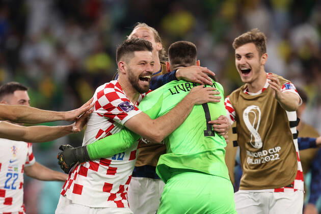 Kroatien gegen Brasilien FIFA Fussball-Weltmeisterschaft 9. Dezember 2022, Doha FIFA Fussball-Weltmeisterschaft Katar 2022 Viertelfinale Kroatien gegen Brasilien Bruno Petkovic von Kroatien feiert den Sieg mit seinen Teamkollegen Foto Charlotte Wilson Abseits Doha Katar  Copyright: xCharlottexWilsonx xOffsidexOffside