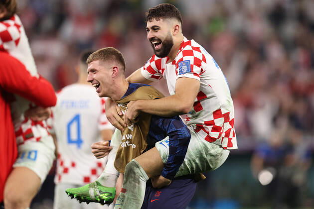 Kroatien gegen Brasilien FIFA Fussball-Weltmeisterschaft 9. Dezember 2022, Doha FIFA Fussball-Weltmeisterschaft Katar 2022 Viertelfinale Kroatien gegen Brasilien Josko Gvardiol (Kroatien) und Kristijan Jakic (Kroatien) feiern den Sieg Foto Charlotte Wilson Abseits Doha Katar  Copyright: xCharlottexWilsonx xOffsidexOffside