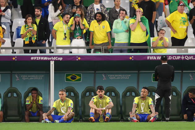 Kroatien gegen Brasilien FIFA Fussball-Weltmeisterschaft 9. Dezember 2022, Doha FIFA Fussball-Weltmeisterschaft Katar 2022 Viertelfinale Kroatien gegen Brasilien Raphinha (Brasilien), Lucas Paqueta (Brasilien) und Eder Militao (Brasilien) sind nach dem Ausscheiden ihres Teams aus der Weltmeisterschaft niedergeschlagen Foto Charlotte Wilson Abseits Doha Katar  Copyright: xCharlottexWilsonx xOffsidexOffside