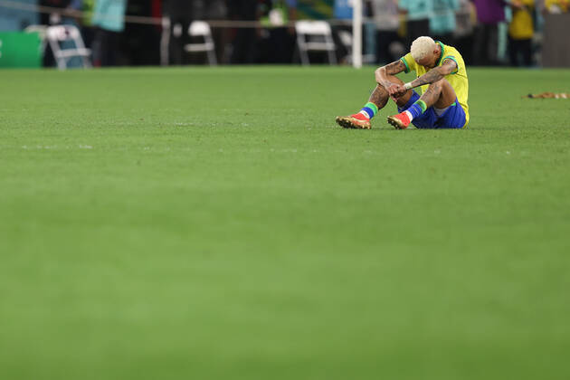 Kroatien gegen Brasilien FIFA Fussball-Weltmeisterschaft 9. Dezember 2022, Doha FIFA Fussball-Weltmeisterschaft Katar 2022 Viertelfinale Kroatien gegen Brasilien Neymar aus Brasilien wirkt niedergeschlagen Foto Charlotte Wilson Abseits Doha Katar  Copyright: xCharlottexWilsonx xOffsidexOffside