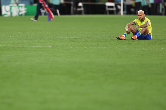 Kroatien gegen Brasilien FIFA Fussball-Weltmeisterschaft 9. Dezember 2022, Doha FIFA Fussball-Weltmeisterschaft Katar 2022 Viertelfinale Kroatien gegen Brasilien Neymar aus Brasilien wirkt niedergeschlagen Foto Charlotte Wilson Abseits Doha Katar  Copyright: xCharlottexWilsonx xOffsidexOffside
