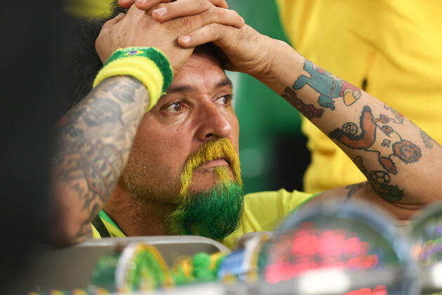 Kroatien gegen Brasilien FIFA Fussball-Weltmeisterschaft 9. Dezember 2022, Doha FIFA Fussball-Weltmeisterschaft Katar 2022 Viertelfinale Kroatien gegen Brasilien Brasilianische Fans wirken niedergeschlagen Foto Charlotte Wilson Abseits Doha Katar  Copyright: xCharlottexWilsonx xOffsidexOffside