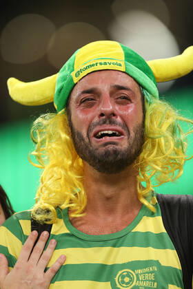 Kroatien gegen Brasilien FIFA Fussball-Weltmeisterschaft 9. Dezember 2022, Doha FIFA Fussball-Weltmeisterschaft Katar 2022 Viertelfinale Kroatien gegen Brasilien Brasilianische Fans wirken niedergeschlagen Foto Charlotte Wilson Abseits Doha Katar  Copyright: xCharlottexWilsonx xOffsidexOffside
