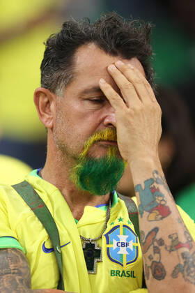 Kroatien gegen Brasilien FIFA Fussball-Weltmeisterschaft 9. Dezember 2022, Doha FIFA Fussball-Weltmeisterschaft Katar 2022 Viertelfinale Kroatien gegen Brasilien Brasilianische Fans wirken niedergeschlagen Foto Charlotte Wilson Abseits Doha Katar  Copyright: xCharlottexWilsonx xOffsidexOffside
