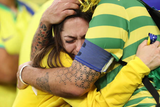 Kroatien gegen Brasilien FIFA Fussball-Weltmeisterschaft 9. Dezember 2022, Doha FIFA Fussball-Weltmeisterschaft Katar 2022 Viertelfinale Kroatien gegen Brasilien Brasilianische Fans wirken niedergeschlagen Foto Charlotte Wilson Abseits Doha Katar  Copyright: xCharlottexWilsonx xOffsidexOffside
