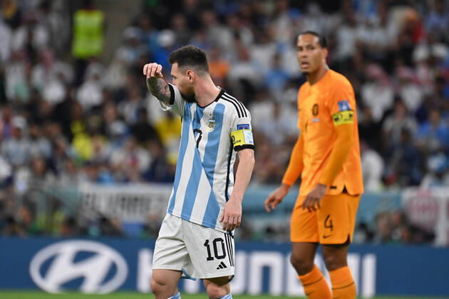Lionel MESSI ARG , Disappointment,Frustration,Disappointed,Frustrated,Dejected,Action,Single image,Cropped single image,Half figure,Half figure Hi Virgil VAN DIJK NED Quarterfinal,Quarterfinal,Match 57, Netherlands NED Argentina ARG 3 4 i E on 09 12 2022, Lusail Stadium Football World Cup 20122 in Qatar from 20 11 18 12 2022