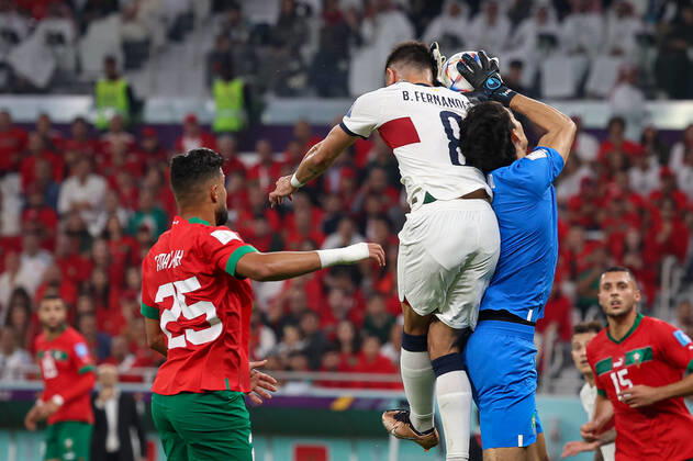 morocco vs portugal DOHA, CA - 10.12.2022: MOROCCO VS PORTUGAL - BOUNOU Yassine of Morocco and BRUNO FERNANDES of Portugal during the match between Morocco and Portugal, valid for the quarterfinals of the World Cup, held at the Al Thumama Stadium in Doha, Qatar. (Photo: Rodolfo Buhrer La Imagem Fotoarena) x2308609x  RodolfoxBuhrer