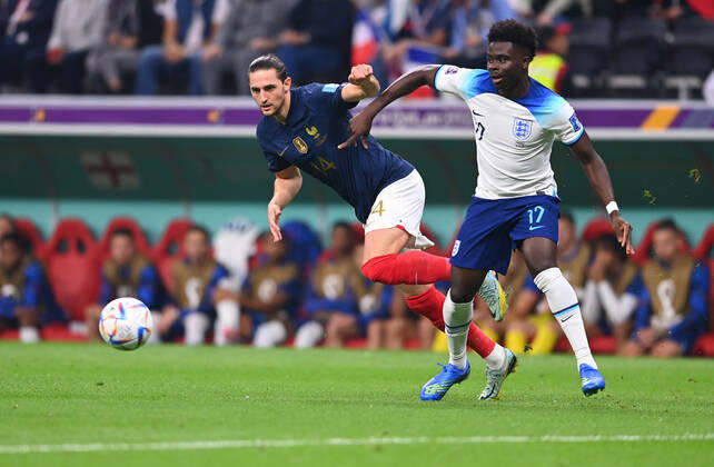 FOOTBALL World Cup 2022 quarterfinal England France 10 12 2022 Adrien Rabiot li, France vs. Bukayo Saka r, England