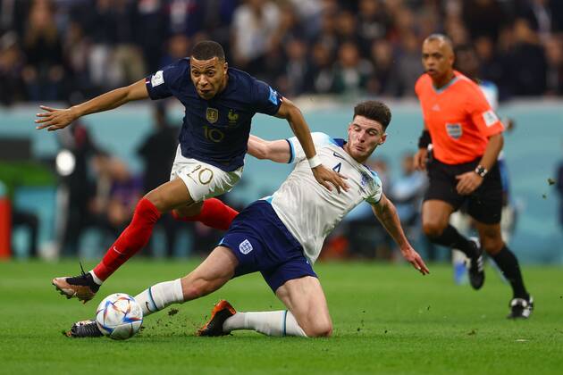 Mandatory Credit: Photo by Kieran McManus Shutterstock (13655770bc) Declan Rice of England tackles Kylian Mbappe of France England v France, FIFA World Cup, WM, Weltmeisterschaft, Fussball 2022, Quarter Final, Football, Al Bayt Stadium, Al Khor, Qatar - 10 Dec 2022 Editorial Use Only England v France, FIFA World Cup 2022, Quarter Final, Football, Al Bayt Stadium, Al Khor, Qatar - 10 Dec 2022 Editorial Use Only Copyright: xKieranxMcManus Shutterstockx 13655770bc
