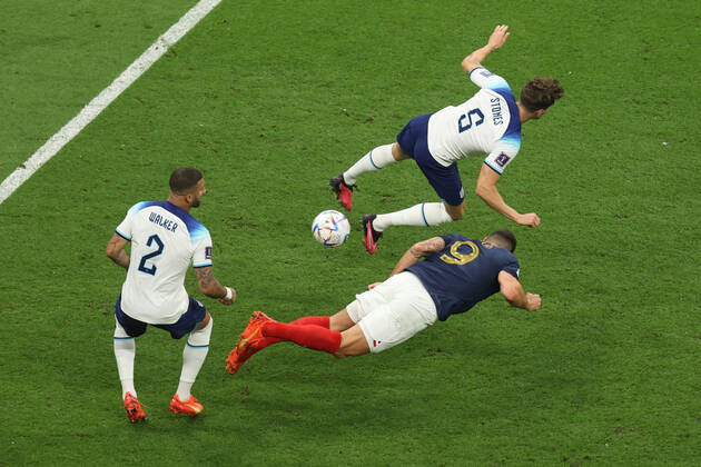 England gegen Frankreich FIFA Fussball-Weltmeisterschaft 10. Dezember 2022, Al Kohr FIFA Fussball-Weltmeisterschaft Katar 2022 Viertelfinale England gegen Frankreich Olivier Giroud (Frankreich) versucht es mit einem Flugkopfball Foto Charlotte Wilson Abseits Al Kohr Katar  Copyright: xCharlottexWilsonx xOffsidexOffside